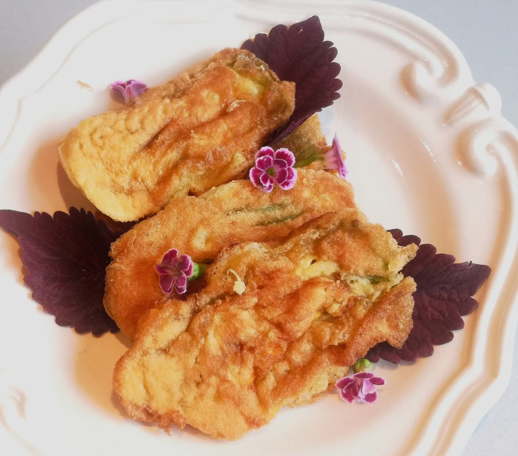 Présentation de beignets de fleurs de courgettes sur assiette
